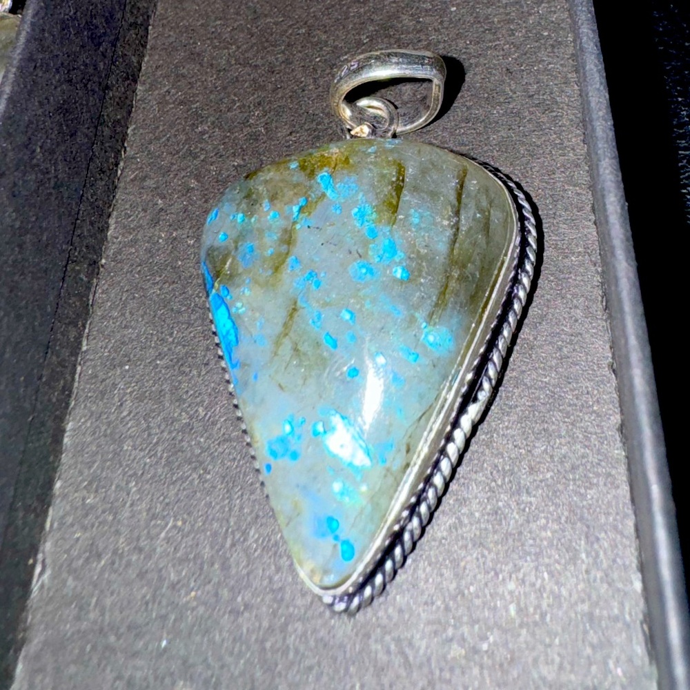AAA+ LABRADORITE PENDANT NECKLACE| NWOT